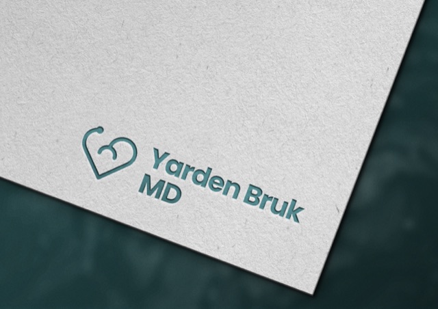 לוגו "Yarden Bruk MD" מוטבע על כרטיס נייר בהיר